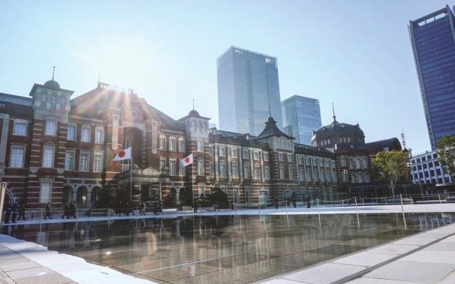 東京駅の丸の内中央広場（2017年10月）。赤レンガ駅舎の前は広々とした歩行者空間に生まれ変わった。