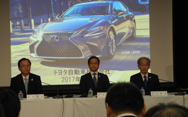 トヨタ自動車の決算会見の様子。中央が永田理副社長