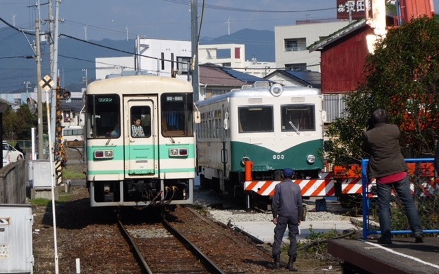 吊り上げられた後に、元信楽高原鉄道のKR301号（旧SKR301号・左）と交錯したキハ603号（右）。