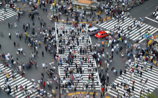 移動の在り方の変化によって、都市はどのように変化するのか。写真は渋谷のスクランブル交差点