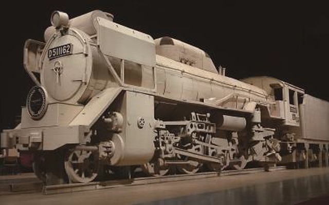 段ボール製の実物大D51。イメージではデフレクターが門司鉄道管理局式（門デフ）になっているが、広島駅での展示は通常タイプのデフレクターになる。