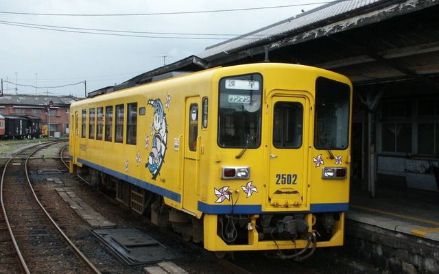 現在の島原鉄道の終点・南島原駅で発車を待つキハ2500形気動車。REVICの支援が決定した島原鉄道は、今後、長崎自動車をスポンサーとして再建へ乗り出すことになる。