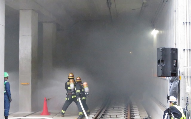 半蔵門線の列車で火災が発生……という想定により行われた訓練の様子。トンネル内が煙で覆われた。