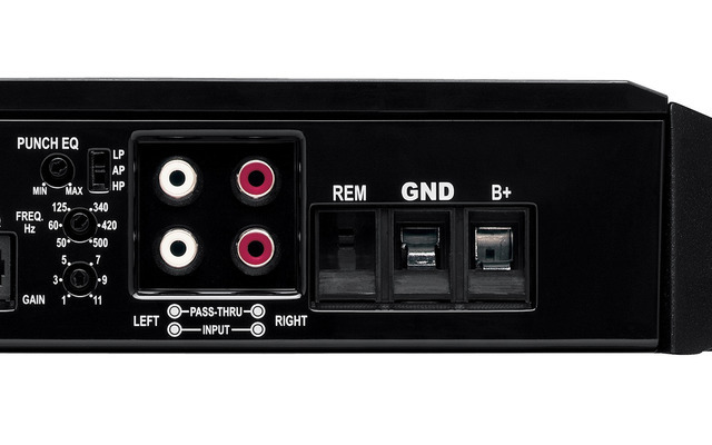 ロックフォード・フォズゲートの『T400-2』のサイドパネル。「REM」と表示されている部分が「リモート端子」。