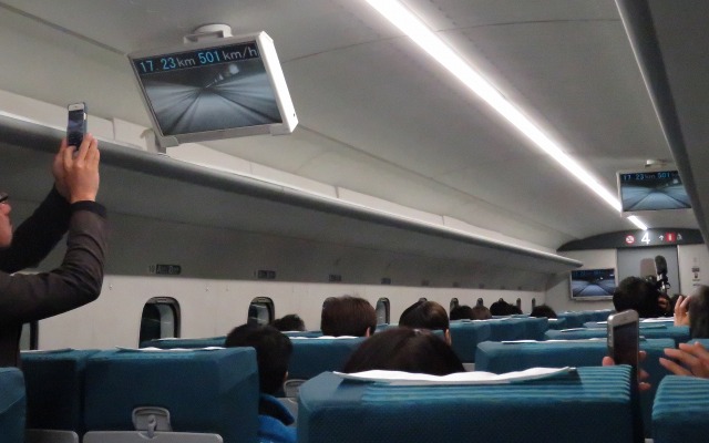 試験列車が500km/hを超えた瞬間。多くの人が液晶ディスプレイの速度表示にカメラを向けた。