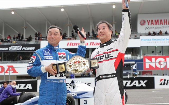 モータースポーツファン感謝デー（2017年）次回に勝負持ち越しのベルトを手に、ファンに挨拶する中嶋悟と星野一義