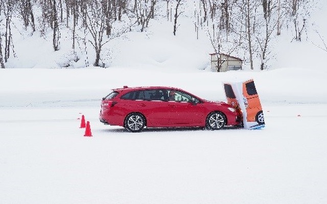 圧雪路（時速30km）で衝突被害軽減ブレーキが作動した際