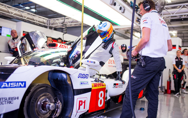 フェルナンド・アロンソがトヨタのLMP1マシンをテスト。