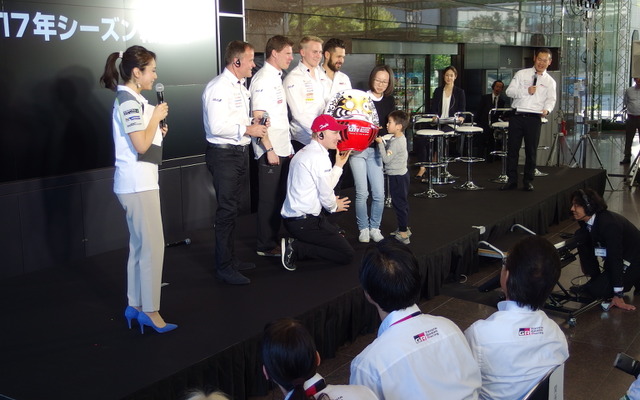 トヨタWRC2017年シーズン報告会。ファン代表から必勝祈願と安全祈願のだるまを贈られるチーム。