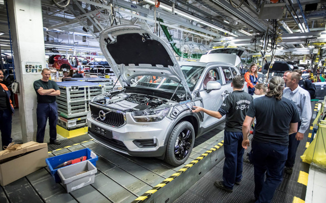 ボルボ XC40、量産第一号車がラインオフ…世界受注は1万3000台超え