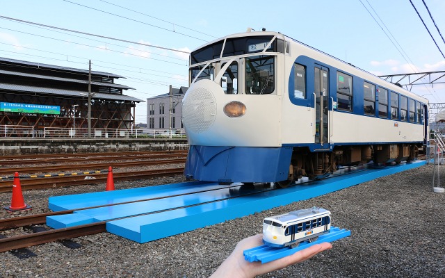「実物大プラレール」の上で展示される本物の「鉄道ホビートレイン」（奥）と、プラレール車両の「鉄道ホビートレイン」（手前）。11月23日に展示イベントが行われた。