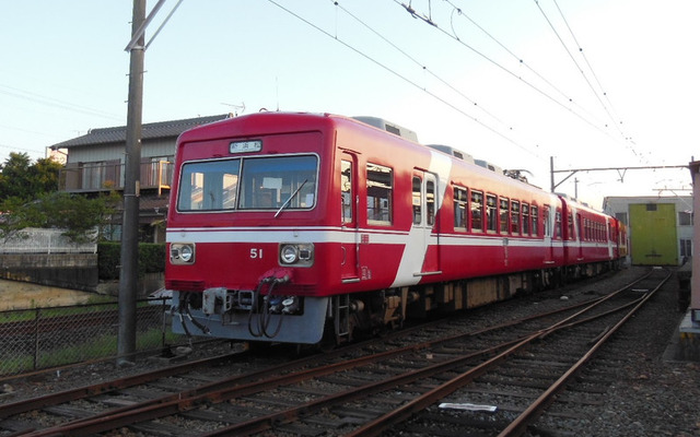 12月の運行を最後に引退する30形モハ51＋クハ61。すでに引退した同形車は、前面が二枚窓となった典型的な湘南フェイスで、このモハ51＋クハ61も二枚窓スタイルは引き継がれたが、連窓風の近代的なスタイルとなった。