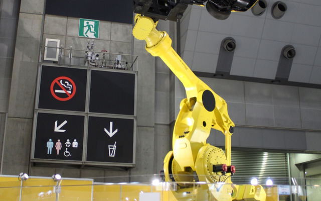 高々とカローラフィールダーを持ち上げ、さらに傾けて底面を見せつけるFANUC Robot M-2000iA/1700L。