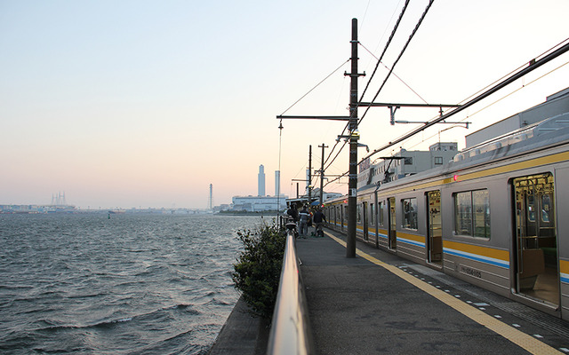 JR東日本は鶴見線でビール列車を運行する。写真はホームが京浜運河に面している海芝浦駅。