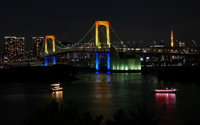 お台場からの夜景の中、虹色に浮かぶレインボーブリッジ