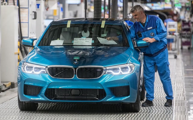 BMW M5 新型の量産第一号車がラインオフ