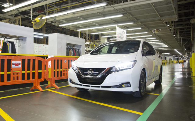 米国テネシー州スマーナ工場からラインオフした新型日産リーフの米国製第一号車