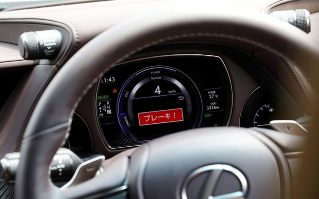 機能が増えるにつれ、車内で聞こえる警告音の種類も増え、聞き分けが難しくなる。写真はレクサスの「アクティブ操舵回避支援」の作動イメージ