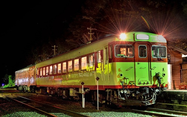 いすみ鉄道の年越し夜行列車ツアーに使われるキハ28形（前）とキハ52形（後）の2両編成。