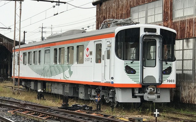 10月14日から営業運行に入っている「棚田」をモチーフにしたデハ7003。