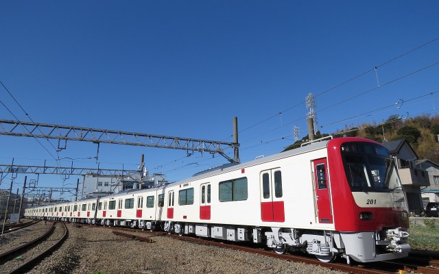 新1000形17次車の第1201編成。製造工程の都合で塗装が完了しておらず、「白い京急電車」が試運転扱いで走行した。