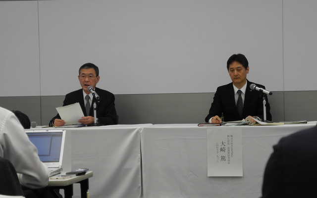 SUBARUの吉永泰之社長（左）と大崎篤執行役員品質保証本部長