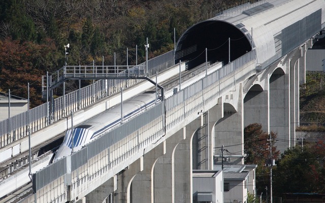 山梨リニア実験線を走る試験列車。2018年の第1回試乗会は3月から4月にかけて行われる。