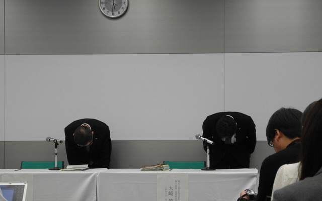 冒頭の挨拶で頭を下げる吉永泰之社長（左）と大崎篤執行役員品質保証本部長