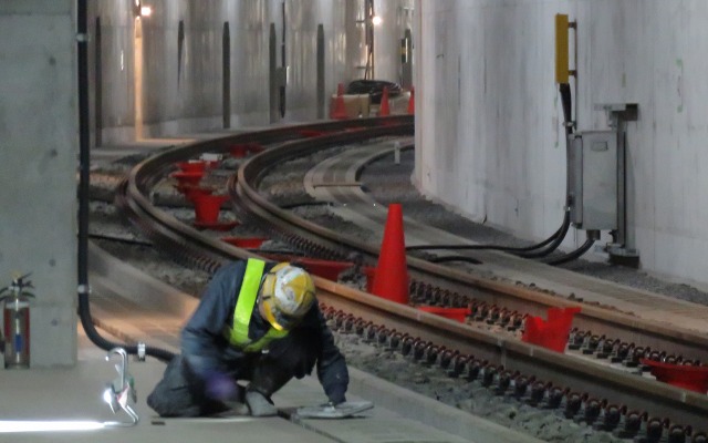 小田急小田原線の地下緩行線はほぼ完成。2018年3月の複々線化に向け準備が進められている。