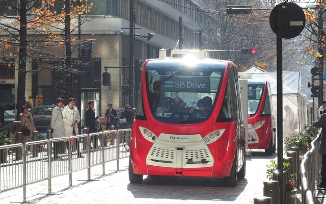 SBドライブは22日、東京 丸の内で自動運転バスの試乗会を開催。一般参加者を乗せて、オフィス街の石畳を往復した