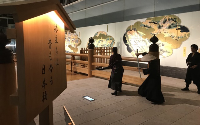空港内で繰り広げられる殺陣。羽田空港で「究極のインスタ映え」？「SAMURAI FILM」で本物のスタントマンとアクション体験はいかが？