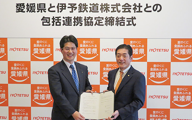 12月26日に行なわれた締結式で協定書を交わした、愛媛県の中村時広知事（右）と伊予鉄道の清水一郎社長（左）。