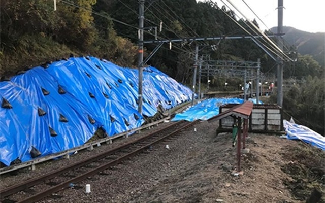 道床が流出した上古沢駅構内（12月9日）。南海電鉄は2018年4月中の再開を目指す。