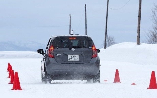 JAFによる雪上制動試験
