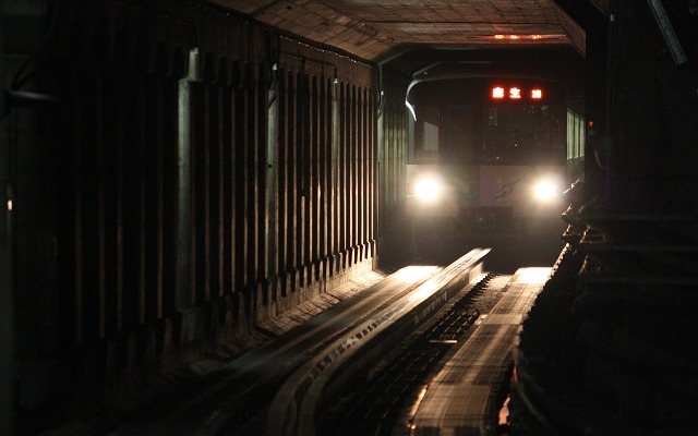 駅に進入する札幌市営地下鉄南北線5000系。同線は地表通電方式を採用しているため、走行路面に転落すると感電の危険がある。