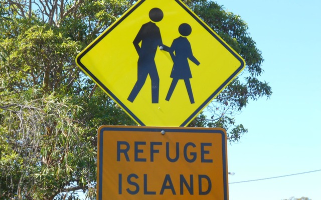 オーストラリアの道路に見つけた「REFUGE ISLAND（避難島）」の標識。車両優先だが歩行者が横断することができる。歩行者側にも安全意識と緊張感がなければ歩行者事故はなくならない