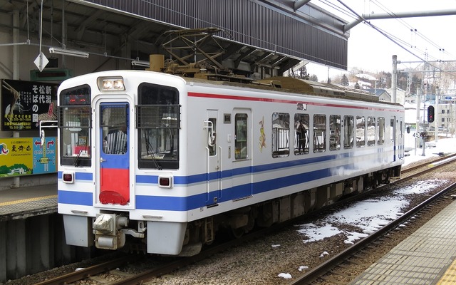 まつだい駅で発車を待つほくほく線の普通列車。松代工務区（右奥）で除雪体験が行われる。