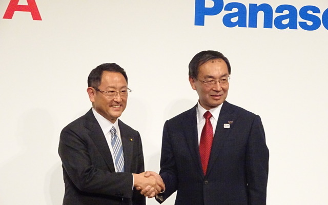 記者会見後に握手するトヨタ自動車の豊田社長とパナソニックの津賀社長