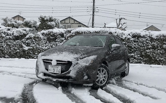 グッドイヤー ベクター4シーズンズを履いたデミオで雪上を走った