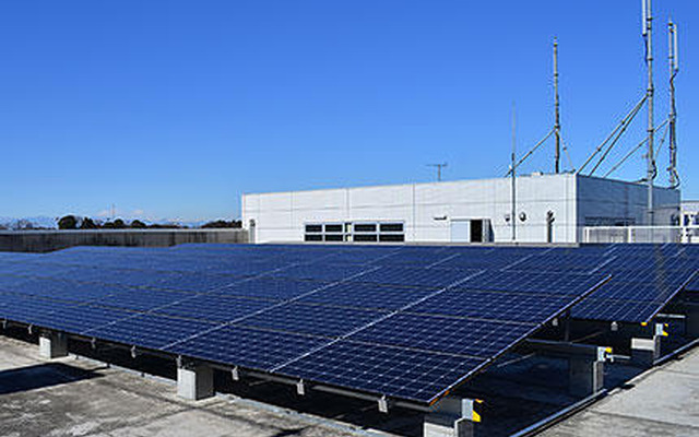浦和美園駅の屋上に設置された太陽光パネル。