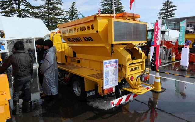 動力を車載バッテリーとする凍結防止剤散布車