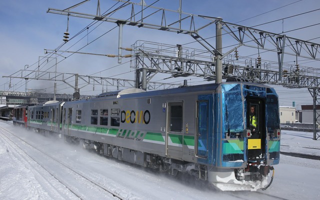 2月13日に搬入されたH100形2両。JR東日本が新潟・秋田地区に投入するGV-E400系と基本仕様は同じだが、側面には愛称名の「DECMO」と形式名の「H100」のロゴが付けられている。