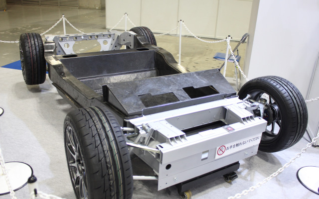 ロータス・エリーゼのアルミツインチューブシャーシから、CFRTPによるバスタブシャーシに作り替えられた試作品。