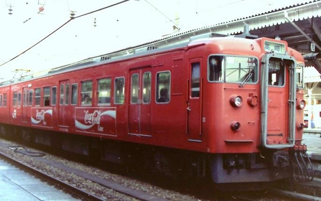 1987年に登場したオリジナルの「コカ・コーラ色」115系。当時はJR東日本北長野運転所に所属するN12編成だったが、しなの鉄道入線後はS11編成となり、再び「コカ・コーラ色」となる。