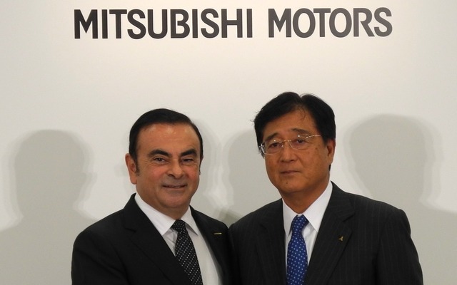 三菱自動車の益子修会長兼社長（右）と日産自動車のカルロス・ゴーン社長（資料画像）