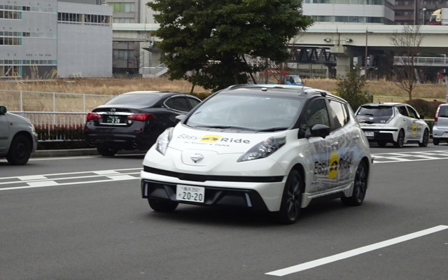 横浜市内の一般道を走行する「イージーライド」の実験車両