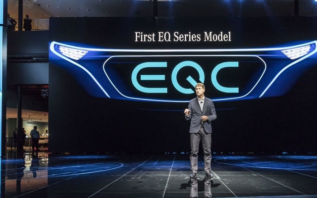 EQブランドの最初の市販車の車名を「EQC」と発表するダイムラーのメルセデスベンツ乗用車開発担当、オーラ・ケレニウス取締役（フランクフルトモーターショー2017）