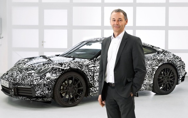 ポルシェ 911 次期型の開発プロトタイプ車と開発責任者のアウグスト・アッハライトナー氏