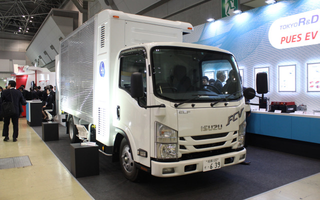東京R＆Dと関連会社のPEUS EVが製作したFCトラック。いすゞエルフがベースだ。