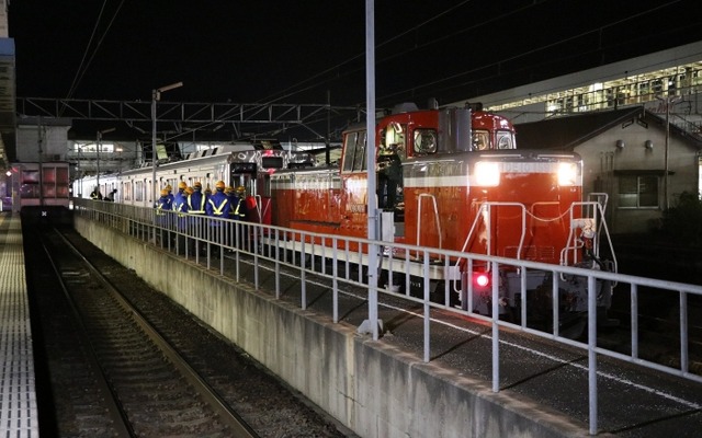 搬入される1000系2次車。